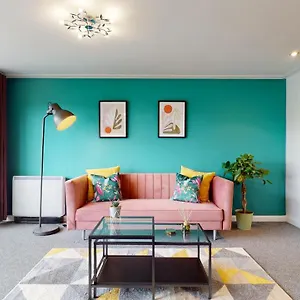 stunning-cardiff-city-apartment-sleeps-8.cardiffhotelswales.com/