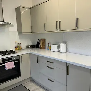 cardiff-grangetown-stylish-3bed-house.cardiffhotelswales.com/